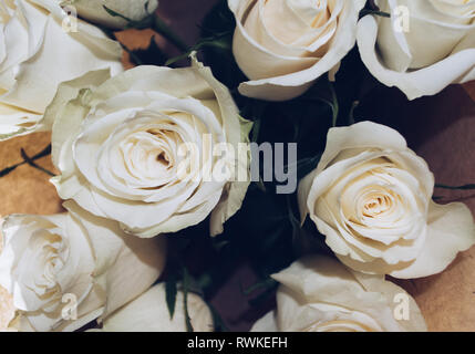 Vista da sopra il bianco crema bouquet di rose in carta artigianale Foto Stock