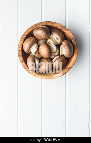 Fresco di funghi champignon in ciotola. Foto Stock