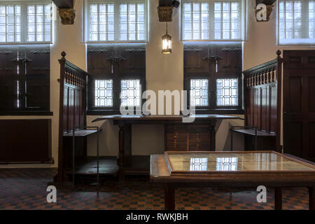 Una tabella di grandi dimensioni nella correzione di bozze / Prova dei lettori, Sala Museo Plantin-Moretus / Plantin-Moretusmuseum circa cinquecento stampanti, Anversa, Belgio Foto Stock