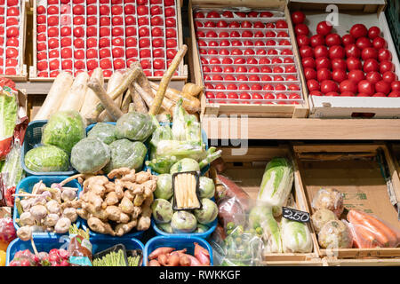 Verdure in vendita. Cibo sano. Mercato. Prezzo. Tomatoes​. Vegane. Cibo verde. Delizioso. Yummy. Vegetariano. Mangiar bene. Fatto a mano. Cucina casalinga. Foto Stock