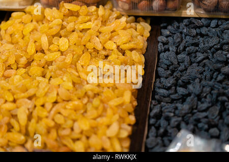 Cibo sano. Mercato. Prezzo. Frutti di bosco in vendita. Le prugne secche. Uvetta vegane. Cibo verde. Delizioso. Yummy. Vegetariano. Mangiar bene. Fatto a mano. Cucina casalinga. Foto Stock