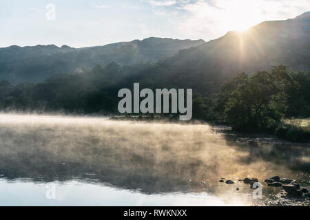 Llyn Gwynant lago sulla giornata di sole, Snowdonia, Llanberis, Gwynedd, Regno Unito Foto Stock