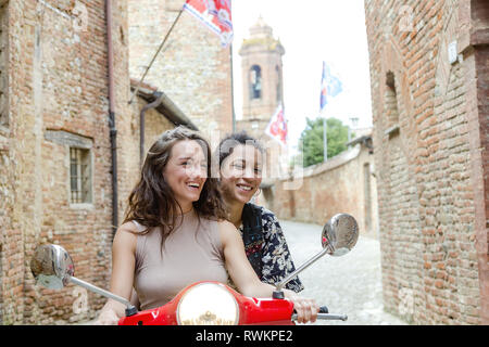 Gli amici di esplorare su scooter, Città della Pieve, Umbria, Italia Foto Stock