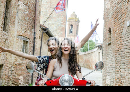 Gli amici di esplorare su scooter, Città della Pieve, Umbria, Italia Foto Stock