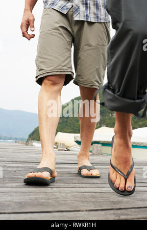 Coppia matura passeggiando sul lago di Annecy pier, ritagliato, Annecy, Rhone-Alpes, Francia Foto Stock