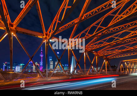 Ponte Waibaidu e Pudong skyline notturno, Shanghai, Cina Foto Stock
