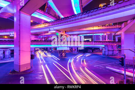 Vista al di sotto dei nove draghi intersezione di notte, Shanghai, Cina Foto Stock