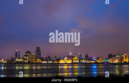 Il lungomare e il Bund skyline notturno, Shanghai, Cina Foto Stock