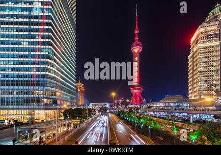 Lo skyline di Pudong con la Oriental Pearl Tower di notte, Shanghai, Cina Foto Stock