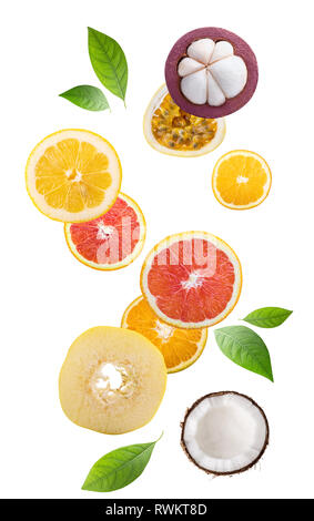 La caduta di frutta a fette: mangosteen; cocco; limone; graanidilla; arancione; pompelmo, mela cotogna; maracuya. Isolato su sfondo bianco Foto Stock