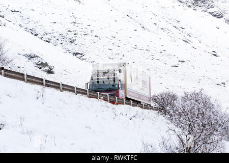 Trasporto Southbar Scozia carrello il veicolo che viaggia lungo un82 strada sulla giornata invernale e con neve intorno a Rannoch Moor, altopiani, Scozia in inverno Foto Stock