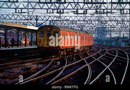 Classe 302 pacchi numero unità 302991 passa attraverso Stratford la sera del 4 luglio 1991. Foto Stock
