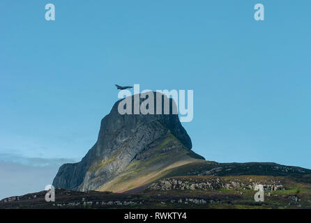 Un Tornado GR4 velivolo vola sopra un Sgurr sull'Isola di Eigg una delle piccole isole gruppo di isole Ebridi Interne, Scozia. Foto Stock