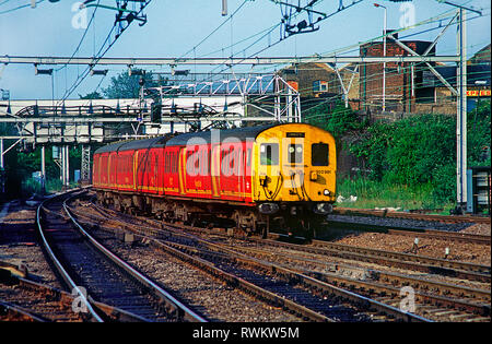 Classe 302 pacchi numero unitario 302991 passando Stratford a Londra Est. 4 luglio 1991. Foto Stock