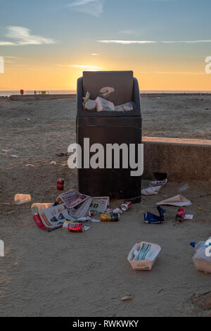 Un inizio di mattina la foto di un sul flusso di spazzatura, circondato dai rifiuti sul fronte mare di Lyme Regis dopo un weekend intenso. Foto Stock
