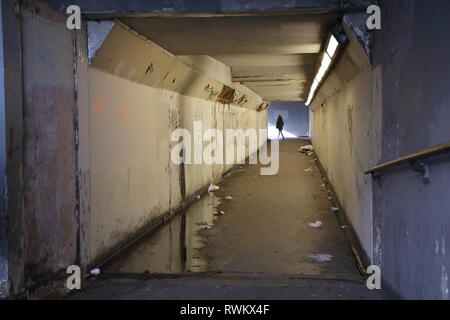 Tunnel pedonale della metropolitana a Perry Barr, Birmingham, Regno Unito, nel 2019. Foto Stock