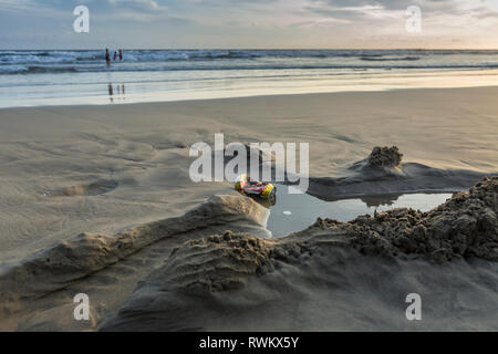 La birra vuota può essere oggetto di pratiche di dumping su una spiaggia messicana Foto Stock