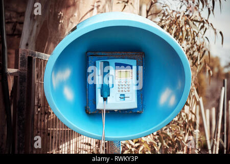 Blu retrò sferica cabina telefonica all'aperto, in una zona rurale Foto Stock