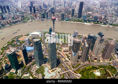 Oriental Pearl Tower sulla banca del fiume Huanpu con vari grattacieli in primo piano. Il Bund e Puxi sono visti attraverso il fiume. Shanghai Foto Stock