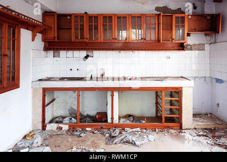 Interno di un rudere abbandonato casa cucina Foto Stock