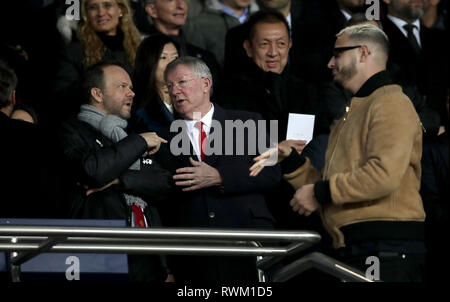 Ex Manchester United manager sir Alex Ferguson (centro) in stand durante la UEFA Champions League al Parc des Princes, Parigi, Francia. Foto Stock