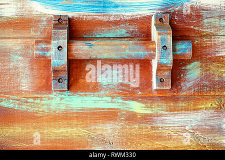 Manico in legno di un vintage cassetto torace pastello con i contrassegni di vernice su di esso Foto Stock