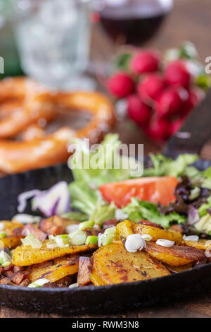 Tirolese groestl di patate con cipolle Foto Stock