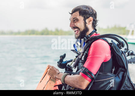 Felice subacqueo ritorna alla nave dopo le immersioni Foto Stock