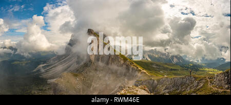 Vista panoramica sulle montagne delle Dolomiti dal Seceda al di sopra del Puez Odle Italia Foto Stock