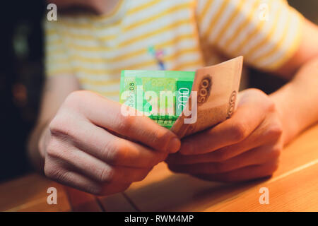 Gli uomini con le mani in mano contare il denaro russo close up Foto Stock