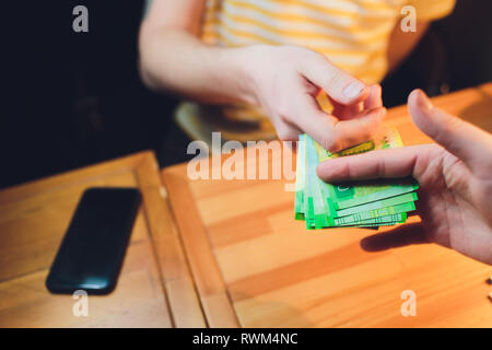 Gli uomini con le mani in mano contare il denaro russo close up Foto Stock