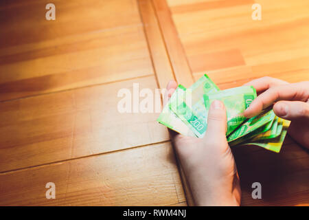 Gli uomini con le mani in mano contare il denaro russo close up Foto Stock