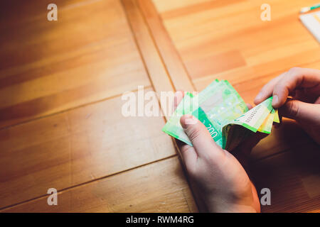 Gli uomini con le mani in mano contare il denaro russo close up Foto Stock