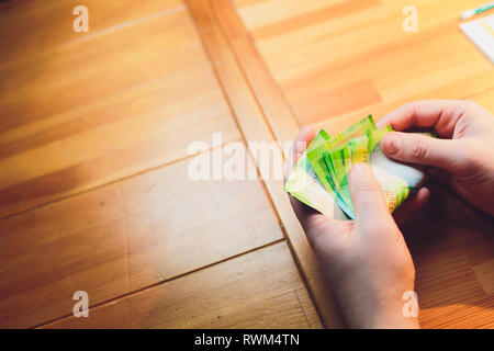 Gli uomini con le mani in mano contare il denaro russo close up Foto Stock