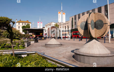 "Gemelli" una scultura sonora da Charlie Hooker off Western Road, Brighton, Sussex, Inghilterra. Foto Stock