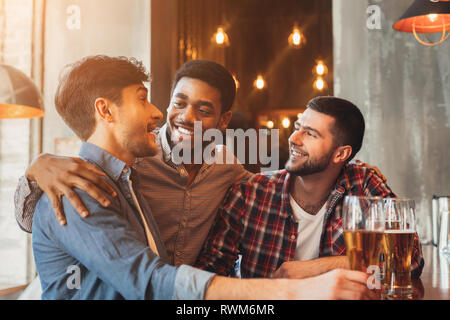 I migliori amici di bere birra, riuniti in pub Foto Stock