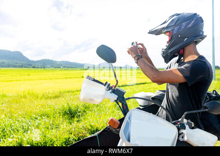 Motociclista fermarsi per fotografare, Camalaniugan, Cagayan, Filippine Foto Stock