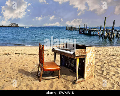 Il pianoforte sulla spiaggia Foto Stock