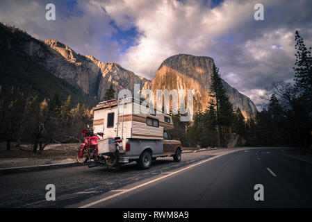 Trasporto caravan touring moto dietro la guida verso il Parco Nazionale di Yosemite in California, Stati Uniti d'America Foto Stock