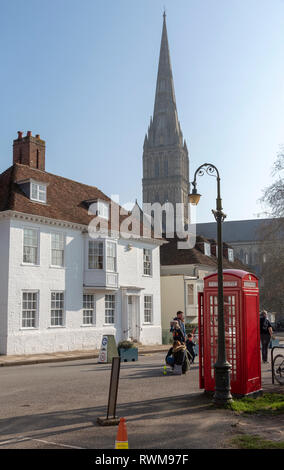 Salisbuury, Wiltshire, Inghilterra, Regno Unito. Febbraio 2019. La Cattedrale di Salisbury visto dalla Piazza Coristers. Foto Stock