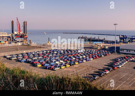 Ramsgate, Regno Unito - Feb 27 2019. Il tardo pomeriggio di sole illumina gli autoveicoli importati in The Westcliff industiral Porto di Ramsgate Royal Harbour Foto Stock