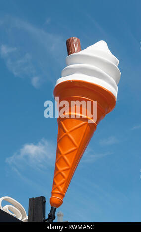In plastica grande cono gelato al di fuori di un gelato shop nella città costiera di Brighton, Sussex, Inghilterra. Foto Stock