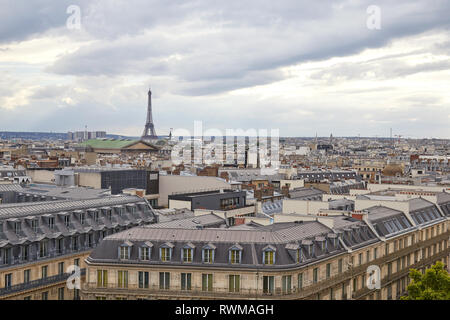 Tetti di Parigi e vista Torre Eiffel in un giorno nuvoloso, horizon in Francia Foto Stock