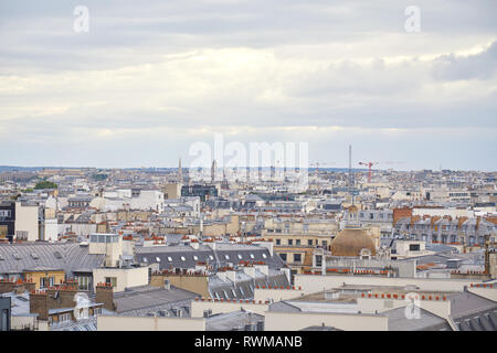 Tetti di Parigi vista sullo skyline e in una giornata nuvolosa in Francia Foto Stock