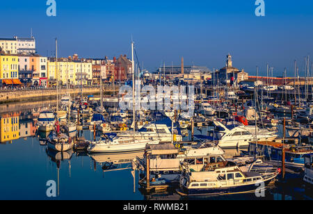 Il suggestivo e storico Royal Harbour di Ramsgate Kent, Regno Unito, piena di svaghi e barche da pesca di tutte le dimensioni e la facciata colorata di histor Foto Stock