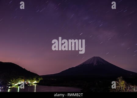 Tracce stellari e il Monte Fuji al crepuscolo, l'eredità di mondo, vista lago Shoji ( Shojiko ). Fuji cinque regione del lago, Minamitsuru District, Yamanashi pre Foto Stock