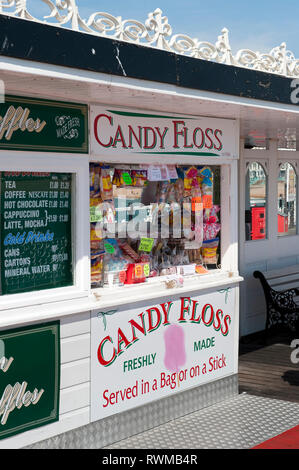 Candy Floss stallo in Brighton Palace Pier, nella cittadina costiera di Brighton, Sussex, Inghilterra. Foto Stock