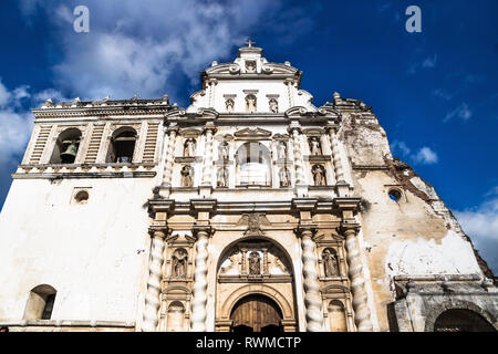 Chiesa di San Francisco el Grande sul cielo blu con il sole splendente, Antigua, Guatemala Foto Stock