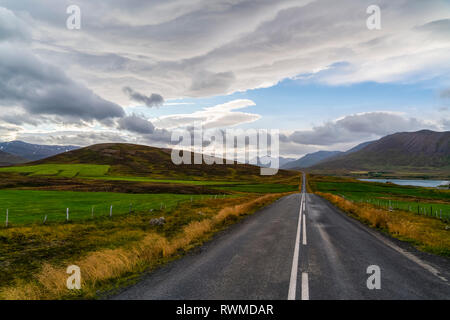 Strada che conduce nella distanza sulla penisola di Trollaskagi, Nord Islanda; Islanda Foto Stock