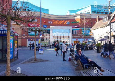 Gli amanti dello shopping a Harrow Shopping Centre di Londra Foto Stock